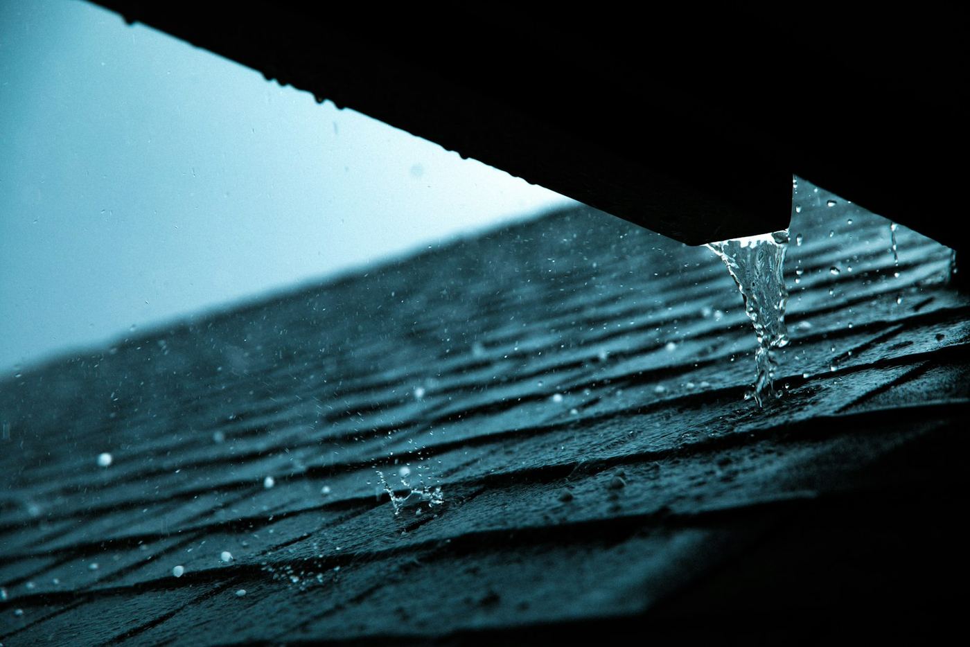 雨に濡れる屋根と軒先